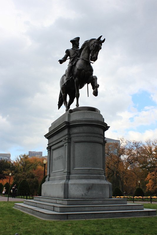 IMG_3708.jpg - Statue of Washington in a triumphant pose as liberator.